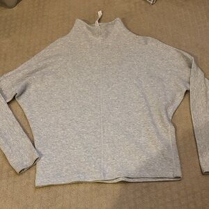 Lululemon Women's Gray High-Neck texture Relaxed Top size small